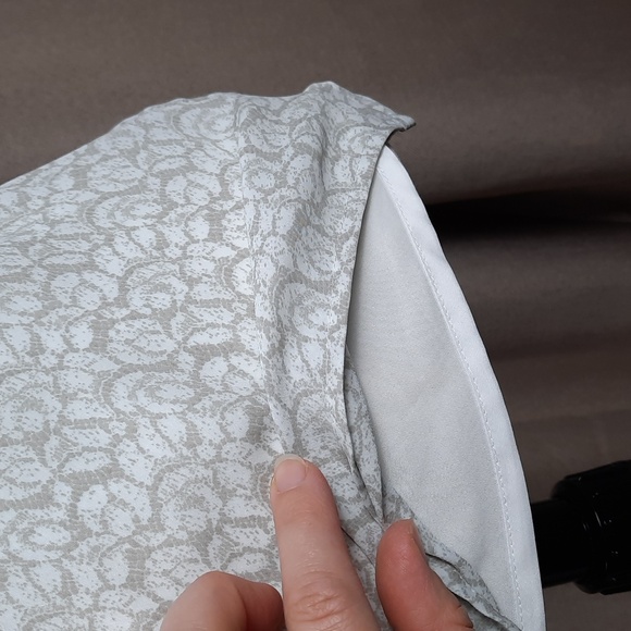 Banana Republic cream & white patterned cowl neck sleeveless top, size XS petite - Picture 3 of 9